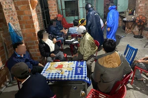 Nhóm người đánh bạc, dùng muỗng cà phê làm vật quy đổi