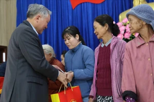 Phó Thủ tướng Thường trực Nguyễn Hòa Bình tặng quà Tết tại Quảng nam