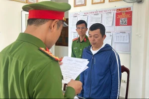 Dùng cồn y tế pha chế rượu làm 2 người nước ngoài tử vong