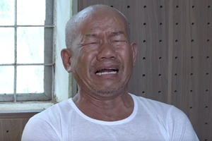 Clip gã chồng sát hại vợ, phân xác phi tang khóc nức nở tại cơ quan điều tra