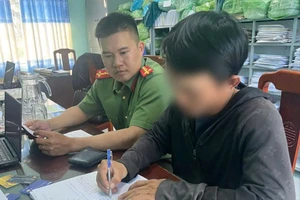 Để kẻ xấu đăng bài công kích lãnh đạo Đảng, chủ nhóm facebook bị phạt. Ảnh: CA