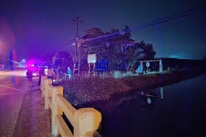 Đi xe máy bị rơi xuống kênh, may mắn được công an tuần tra phát hiện