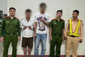 2 con nghiện bỏ chạy thục mạng khi gặp công an