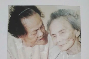 Hình ảnh 2 mẹ lúc sinh thời. Ảnh tư liệu sao chụp