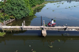 Cầu mới làm 6 năm không xong, người dân liều mình đi trên cầu tử thần