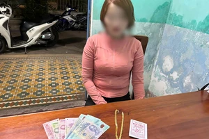 Chủ tiệm vàng sơ hở, nữ quái lấy trộm vàng bỏ trốn