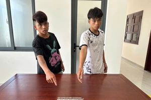 Nửa đêm vào ký túc xá gọi học sinh thức dậy, đánh đập để cướp tài sản