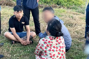 Công an mật phục bắt kẻ giật túi xách của du khách nước ngoài