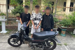 Thiếu niên 12 tuổi đang ngồi ăn sáng thì có người vác dao tới chém tới tấp