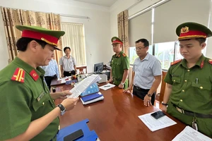 Bắt 2 nguyên cán bộ vi phạm quy định bồi thường