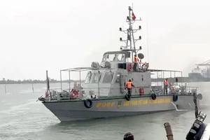 Tàu Biên phòng ra vượt mưa bão số 1 ứng cứu tàu cá bị chết máy