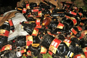 Cả ngàn chai nước mắm vứt bỏ bên đường