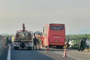 Yêu cầu làm rõ vụ xe khách đâm vào đuôi container làm 2 người chết, 16 người bị thương