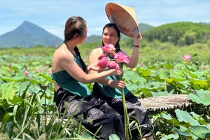 Du khách thích thú check-in đầm sen Trà Lý lớn nhất Quảng Nam