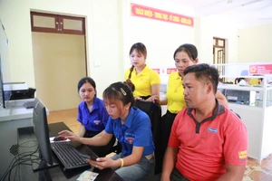 Cán bộ miền núi TP Đà Nẵng ở cùng người dân để làm việc