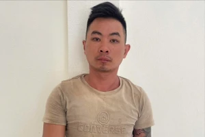 Khởi tố kẻ phục sẵn ở nhà vệ sinh, kề dao cướp tiền nữ gia chủ