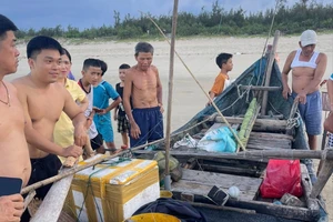 Ngư dân mất tích bí ẩn, chỉ còn chiếc thuyền trôi dạt cùng giấy tờ tùy thân
