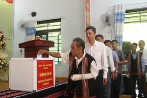 Xã từng xảy ra sạt lở kinh hoàng ở Đà Nẵng ủng hộ người dân gặp thiên tai, bão lũ