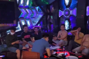 Bay lắc xuyên đêm trong quán karaoke, 6 người bị tạm giữ