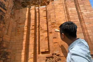 Tháp Chăm Khương Mỹ vừa trùng tu gạch đã mủn nát