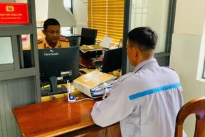 Thanh niên chạy xe máy lạng lách, đánh võng trên đường bị phạt 9 triệu đồng