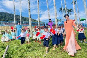 Cô giáo vùng cao tái hiện hình ảnh buổi khai giảng 'gây sốt' ở Đà Nẵng