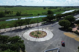 Vòng xoay 'trơn như bôi mỡ', người đi đường liên tục té ngã