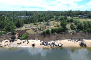 Sạt lở liên tục cuốn trôi vườn tược, ao hồ, người dân bỏ đất chạy lấy người