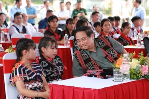 Dự khởi công trường biên giới, Thủ tướng Chính phủ dặn nhà thầu 'đừng bớt xén, tiêu cực'