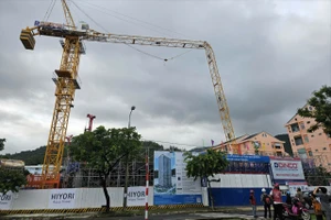 Vụ gãy cần cẩu chung cư Hiyori Aqua Tower làm 1 công nhân tử vong. Ảnh: TV