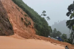 Hàng loạt điểm ở miền núi Đà Nẵng sạt lở, ngập lụt, có nơi đã bị cô lập