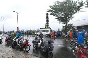 Người phụ nữ đi xe máy bị gió cuốn mất tay lái, rơi xuống vực tử vong