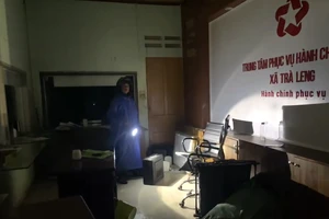 Sạt lở đe dọa trụ sở UBND xã Trà Leng, cán bộ tất bật di dời đồ đạc