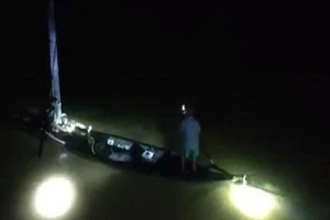 Hãi hùng cảnh người đàn ông ôm trụ điện, chới với giữa dòng lũ