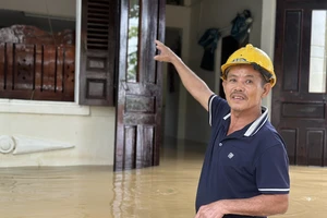 'Nước lên gần tới gác, tôi đã mở cửa sổ, lỡ có chuyện thì bò ra kêu hàng xóm'