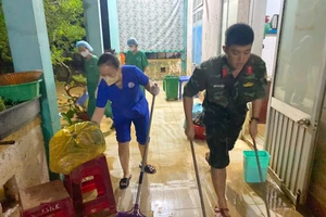 Nước rút, lực lượng vũ trang giúp dân dọn bùn trong đêm