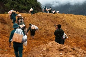 Miền núi Đà Nẵng sạt lở, nhà cửa, xe múc suýt bị vùi lấp