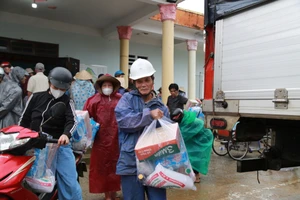 Có cô bán vé số, chị nhặt ve chai hướng về người dân vùng lũ