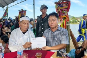 Báo Pháp Luật TP.HCM chia sẻ với gia đình nạn nhân nghèo tử vong trong bão số 13