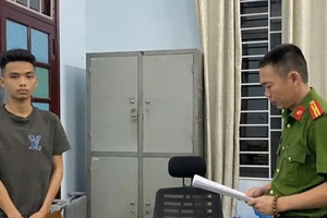 Thanh niên ép thiếu niên 13 tuổi đi trộm điện thoại