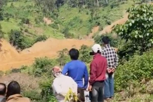 Nghi vợ chồng công an viên và 1 người bị sạt lở đất vùi lấp ở Đà Nẵng 