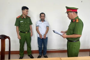 Cho rằng bạn nhậu trêu ghẹo chủ quán, người đàn ông lấy dao đâm bạn nhậu