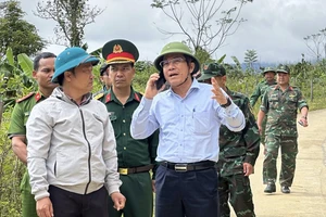 Tìm kiếm tung tích 3 nạn nhân nghi bị sạt lở vùi lấp: 'Vô cùng khó khăn'