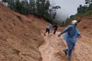 Clip nhóm người chết trong gang tấc khi sạt lở đổ xuống