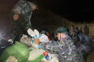 500 chiến sĩ bộ đội xuyên đêm cứu kè An Lương