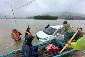 Phớt lờ cảnh báo băng qua đường ngập, 2 người đi ô tô bị lũ cuốn