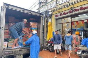 Cảm động người dân vùng lũ gom hàng gửi cho bà con… vùng lũ nặng