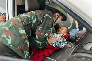 Bộ đội cứu sống bé 24 tháng trượt xuống nước, thành lập trạm tiếp nhận hàng cứu trợ ở Gia Lai