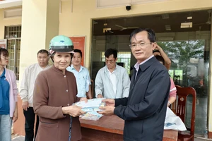 Báo Pháp Luật TP.HCM và bạn đọc mang hơn 1 tỉ đến vùng lũ, bà con mừng phát khóc