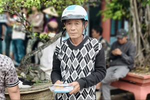 Báo Pháp Luật TP.HCM mang yêu thương đến rốn lũ Hòa Thịnh